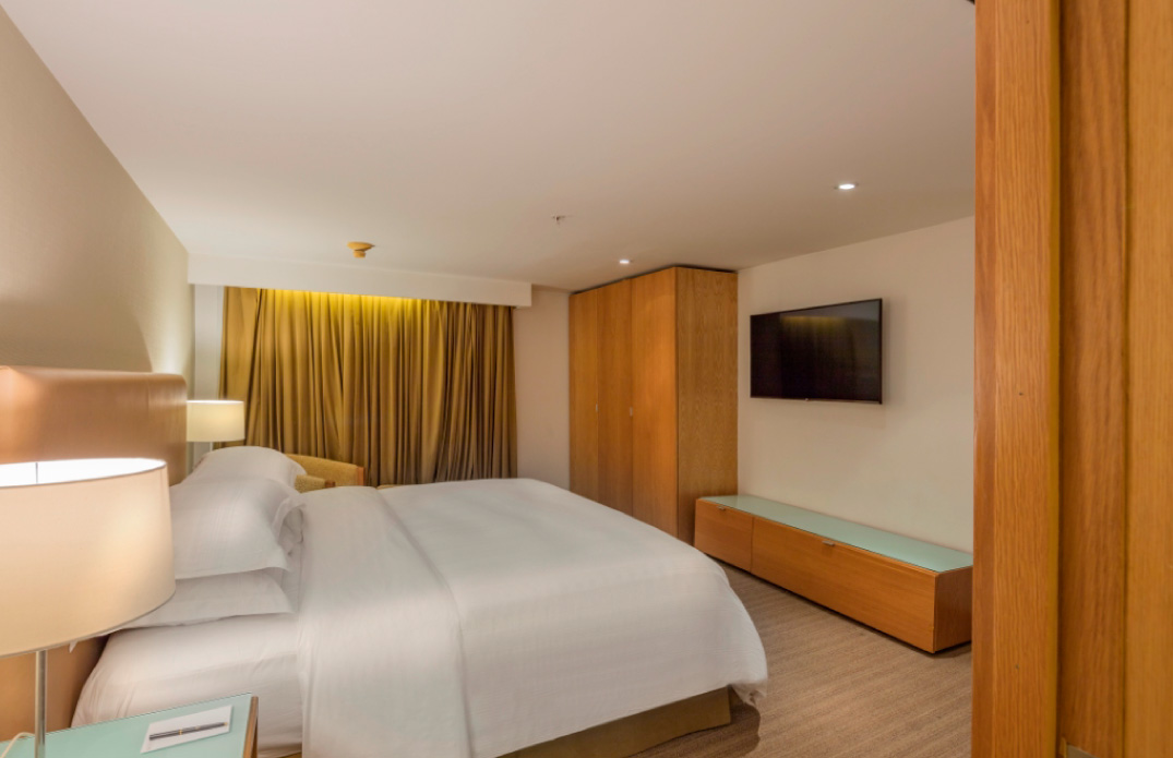 Es momento de reservar su hospedaje en Puebla, consiéntase con la habitación Clásica con cama King