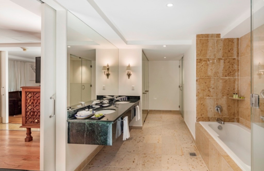 Habitación en Puebla de una cama y baño en InterContinental